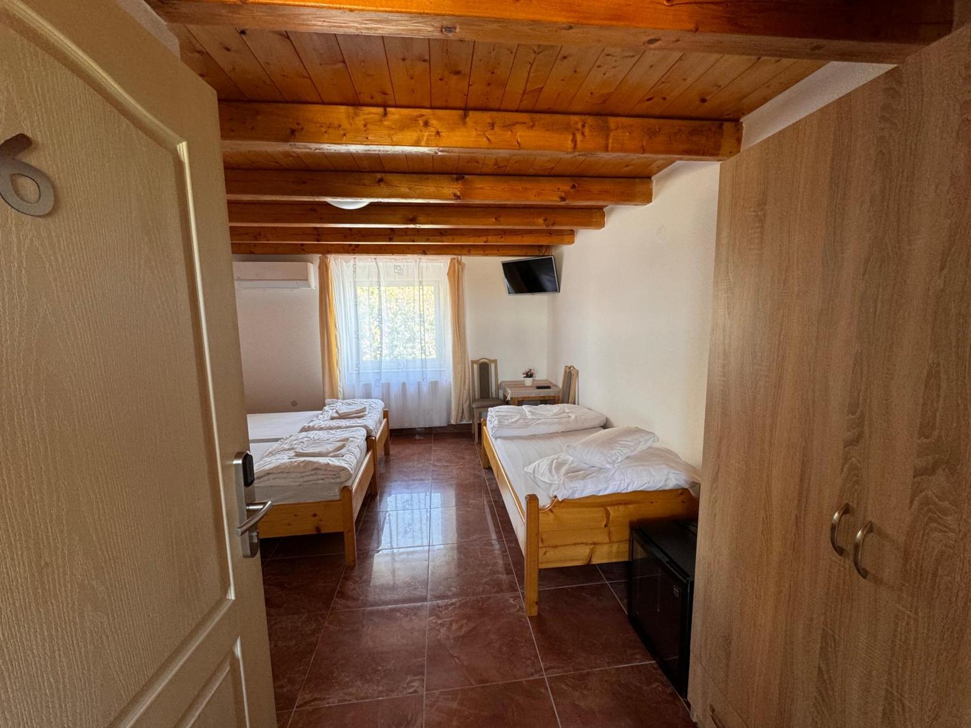 Fuerdo Panzio Bed & Breakfast Karcag Екстериор снимка