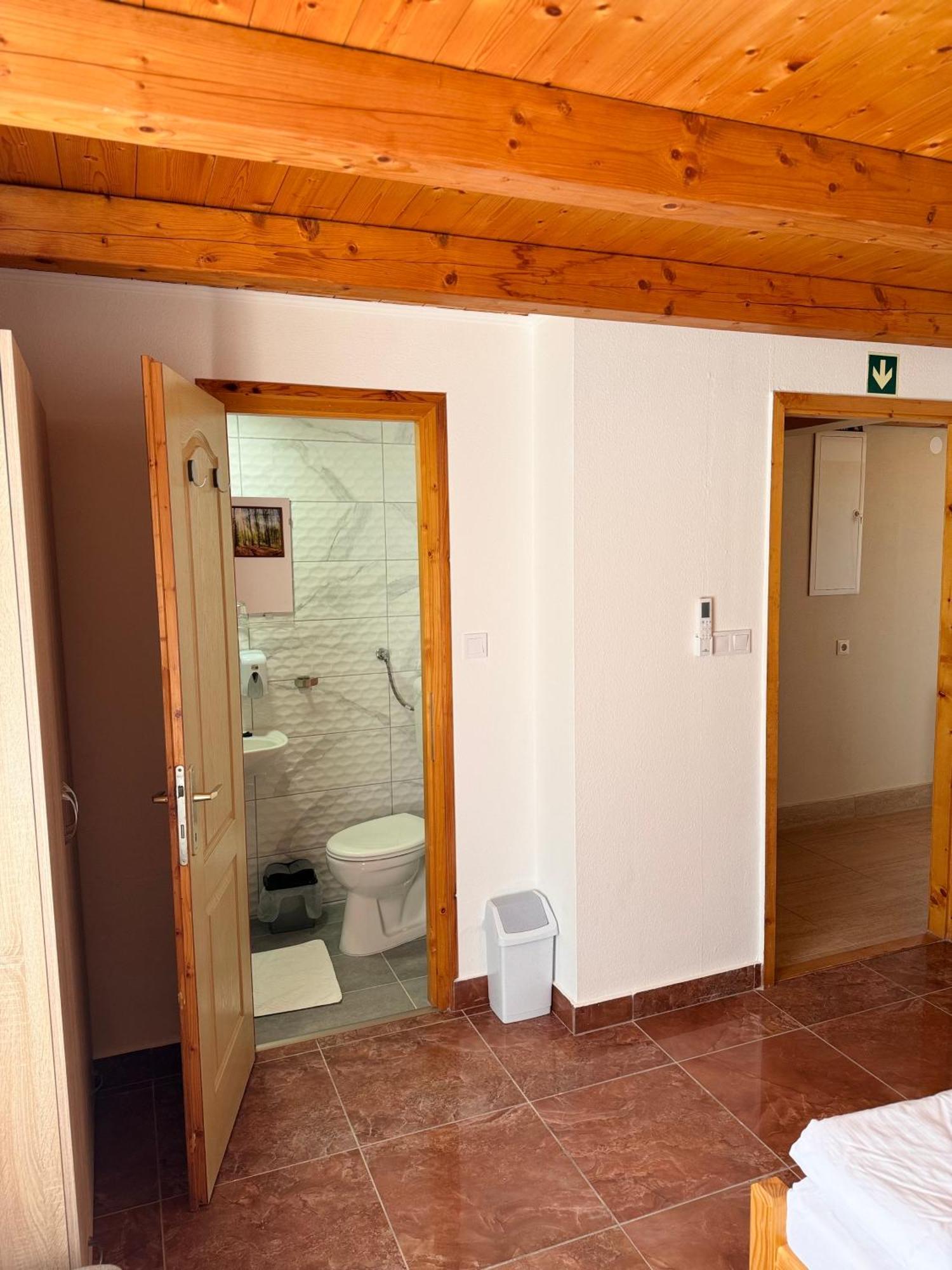 Fuerdo Panzio Bed & Breakfast Karcag Екстериор снимка