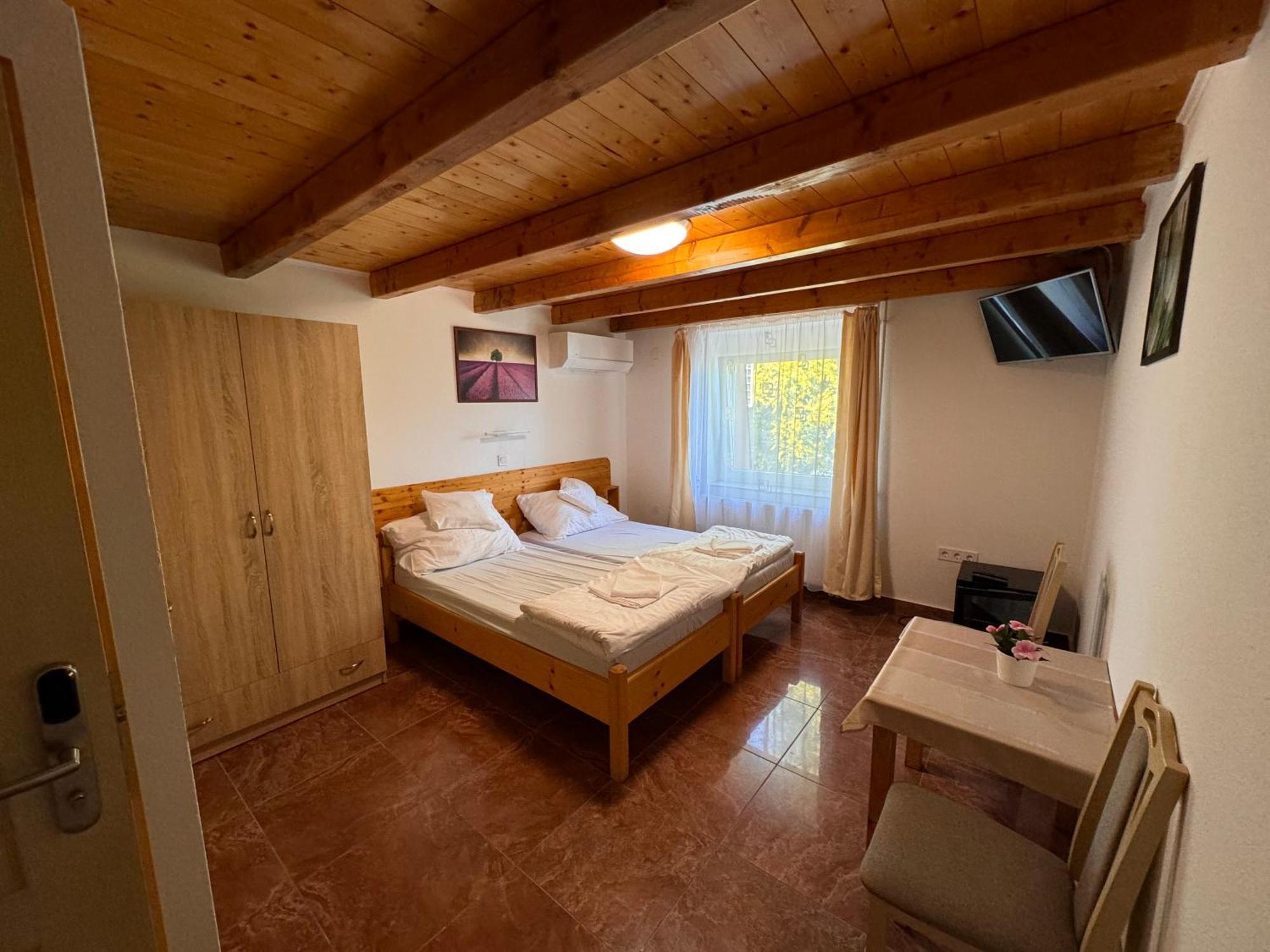 Fuerdo Panzio Bed & Breakfast Karcag Екстериор снимка